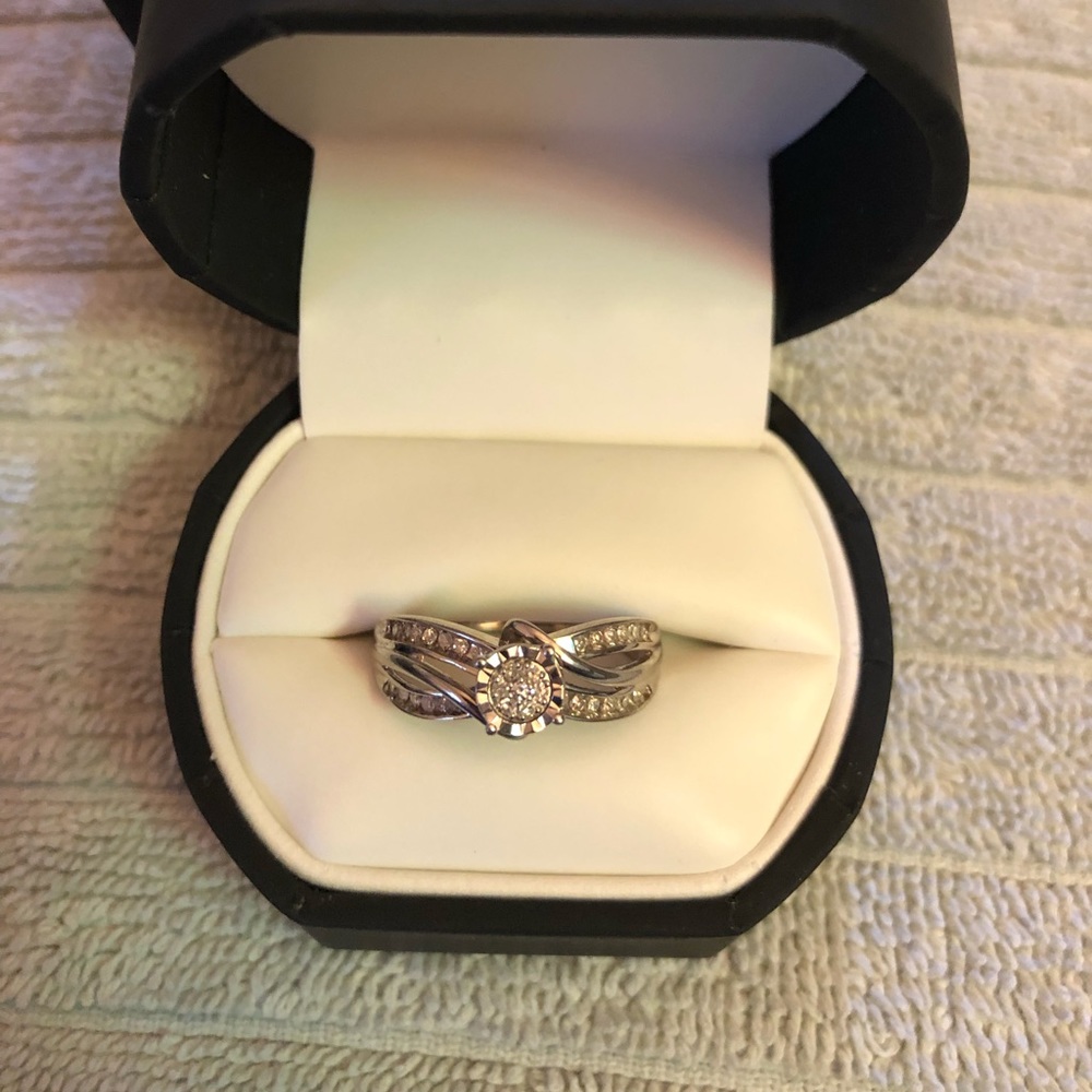 New 1/4 Carrot Diamond Ring Amazing white gold - Picture 4 of 5